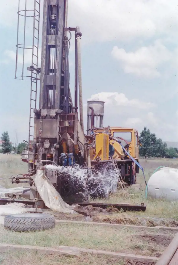 Air-lift well development — water spraying from the rig